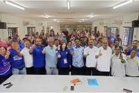 Mohan (lima dari kanan) bersama sebahagian 200 bekas ahli PKR yang menyertai MIC di Dewan Taman Nesa, Skudai pada Ahad.
