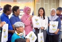 Nie Ching (tengah) bersama sebahagian petugas media di Pusat Media PRN Johor pada Ahad.