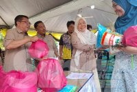 Salbiah (dua dari kanan) memeriahkan happy hour Jualan Koperasi Perak Sejahtera sempena Program Jelajah Hari Usahawan dan Koperasi Negeri Perak 2026 di pekarangan Masjid Hidayatul Ummah, Kota Lama Kiri pada Ahad.