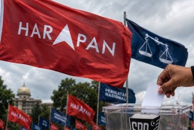 Hanya beberapa minggu selepas DUN Johor dibubarkan landskap politik negeri telah berubah dengan ketara. - FOTO: Imej janaan AI