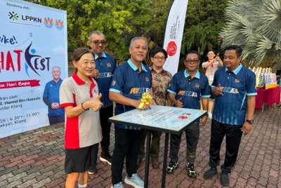 Abd Hamid (dua dari kiri) menyempurnakan simbolik perasmian program Jom Hike Sihat Fest sempena Hari Bapa di Taman Rakyat Klang pada Ahad.