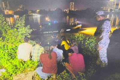 Hasil pencarian susulan kira-kira jam 12.20 pagi pada Rabu lalu menemukan lapan warga Myanmar bersembunyi di sebalik semak berhampiran Pasir Pekan Hilir, Tumpat.