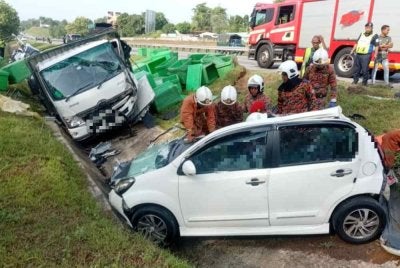 Kemalangan membabitkan tiga kenderaan termasuk dua kereta dan sebuah lori. Foto Bomba