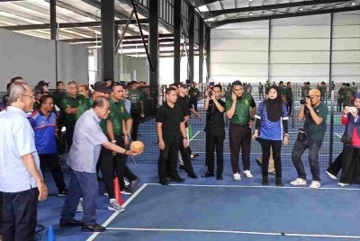 Mohamed Khaled membaling bola pada Karnival Hari Keluarga Kita bersama warga Angkatan Tentera Malaysia Zon Selatan, pada Ahad.