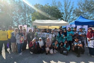 Sebahagian daripada 100 sukarelawan terdiri daripada warga UMT, pelajar SMK Bukit Besar, JAS Terengganu, Geng Plastik Ija (GPI) dan Trash Hero Batu Buruk merakam gambar ketika menjayakan Program Let's Refuse Plastic 2.0 di Kuala Nerus.