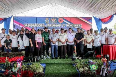 Mohamed Khaled bersama veteran ATM pada Karnival Hari Keluarga Kita Warga Angkatan Tentera Malaysia (ATM) di X Park Impiana 2 Square, pada Ahad. Foto Bernama