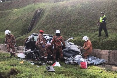Anggota Balai Bomba dan Penyelamat Guar Chempedak mengeluarkan mangsa tersepit. Foto Bomba