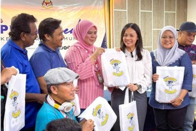 Nie Ching (tengah) bersama sebahagian petugas media di Pusat Media PRN Johor pada Ahad.