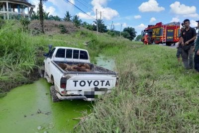 Pacuan empat roda dinaiki mangsa dipercayai terbabas dan masuk ke dalam parit di Kampung Paris 2, Kinabatangan pada Ahad. - FOTO: JBPM Sabah