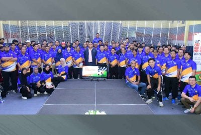 Shazli Shaik (tengah) bersama Raja Mohammed Firhad dan Ahmad Tarmizy serta peserta Seminar UiTM – Football Science & Performance+ 2026 pada Ahad.