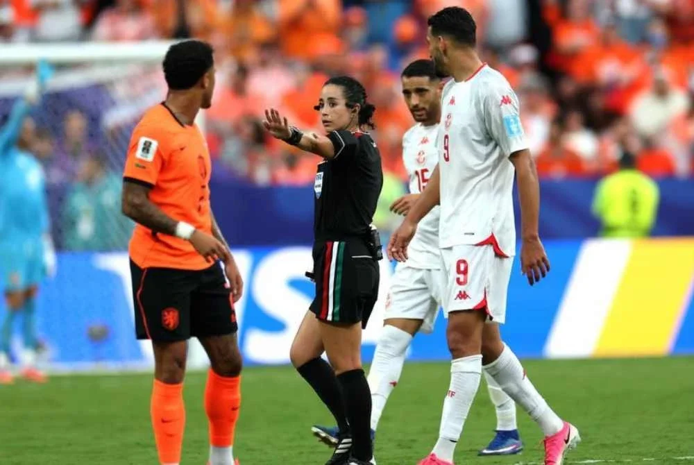 Garcia (dua dari kiri) ketika beraksi semasa perlawanan Belanda menentang Tunisia. Foto: Agensi