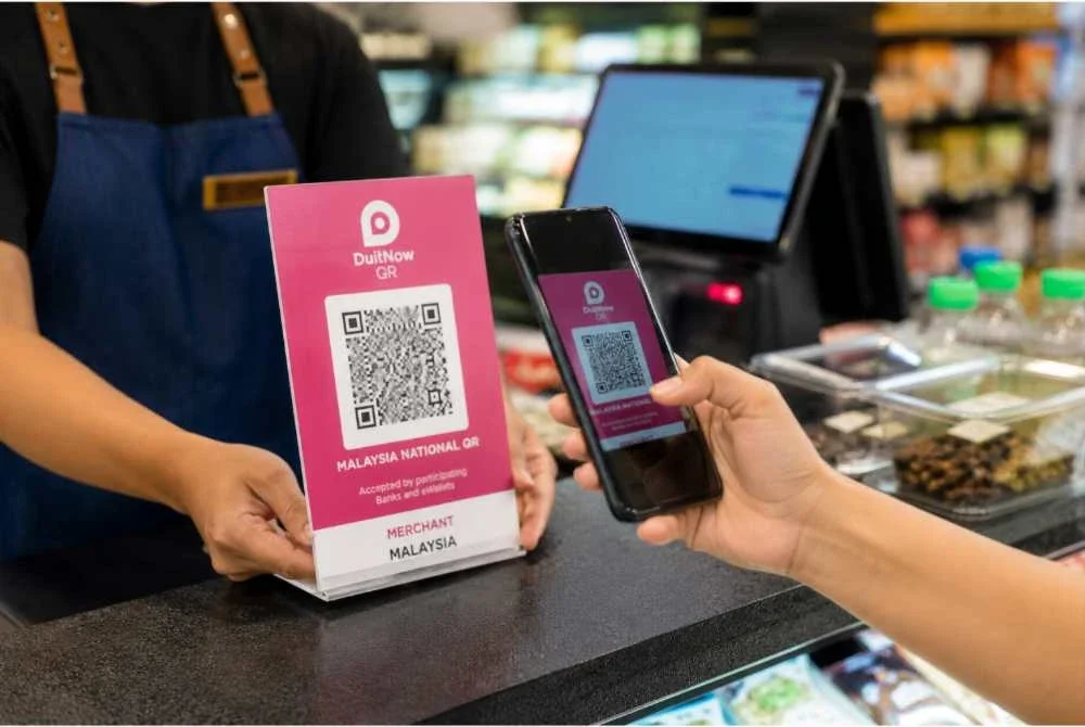 Kod QR kini menjadi antara kaedah pembayaran digital paling popular. - Foto Agensi