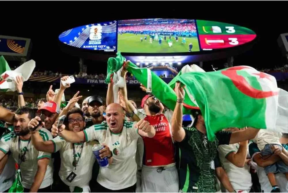 Penyokong Algeria meraikan keputusan seri 3-3 ketika menentang Austria yang melayakkan mereka ke pusingan kalah mati.