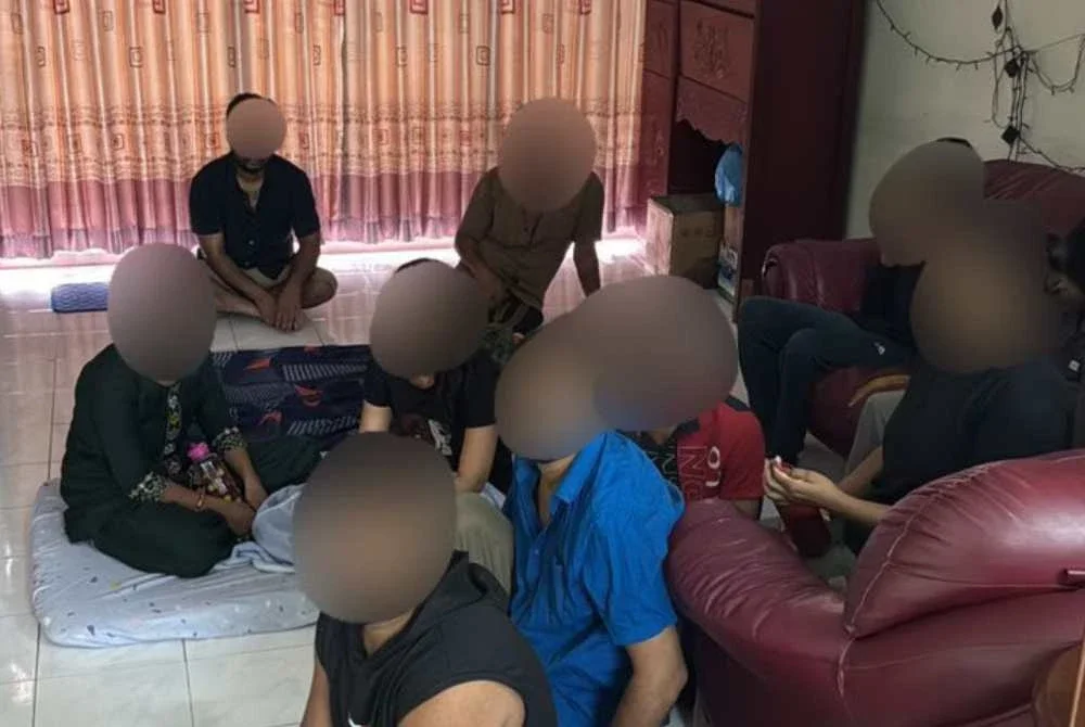 Sindiket pemalsuan cap keselamatan dan dokumen perjalanan tumpas susulan serbuan sebuah rumah transit di Klang, Sabtu lalu. Foto JIM Selangor