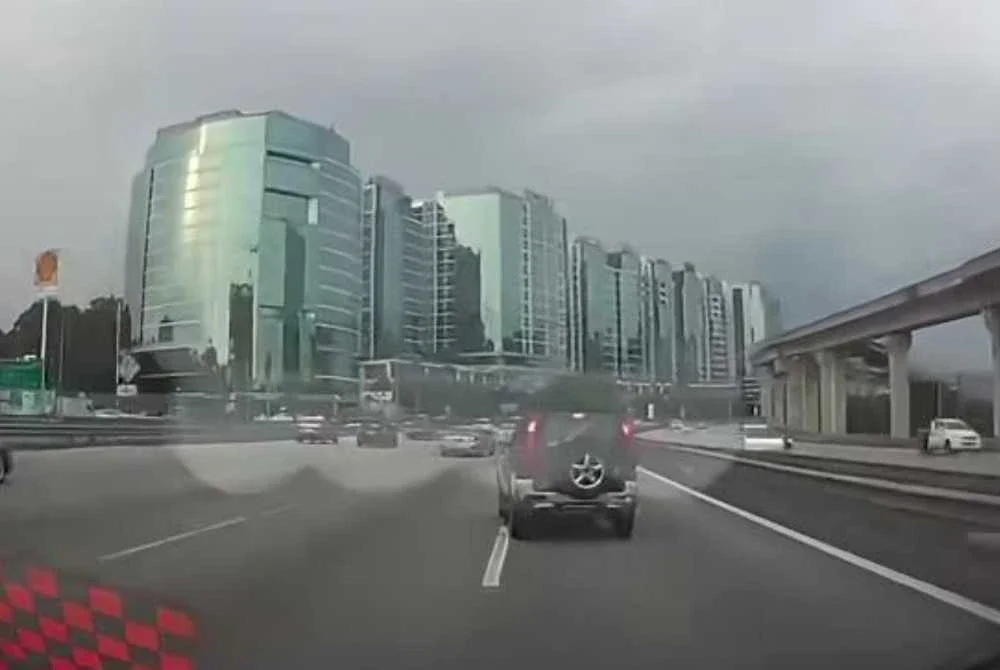 Tular video di media sosial memaparkan sebuah kenderaan dipandu secara melulu mengakibatkan kemalangan di Lebuhraya Persekutuan.