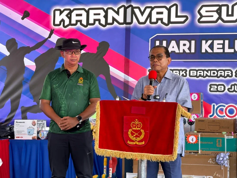 Mohamed Khaled (kanan) ketika berucap pada Karnival Hari Keluarga ATM Zon Selatan yang berlangsung di X-Park di sini, pada Ahad.