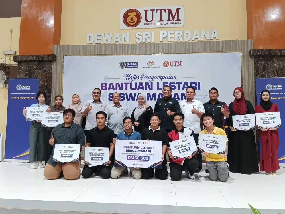 Penerima Bantuan Lestari Siswa Madani bergambar bersama Norliza (tengah, belakang) dan Mohd Shafry (lima dari kiri).