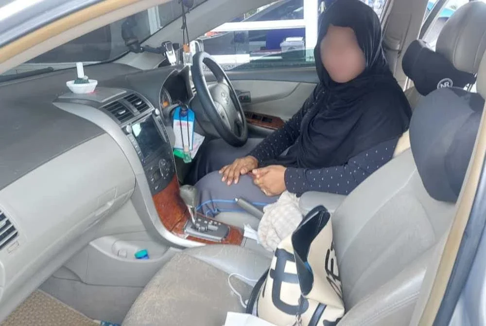 Gerak-geri mencurigakan pemandu warganegara Thailand yang memandu sebuah kereta jenis Toyota Corolla Altis bernombor pendaftaran negara jiran membawa kepada penemuan dua wanita warga asing yang berada di bahagian belakang penumpang. Foto Imigresen Perlis