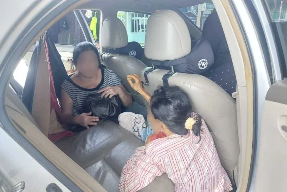Hasil pemeriksaan lanjut ke atas kenderaan itu menemukan dua wanita warga asing yang dipercayai bersembunyi di bahagian tempat duduk belakang bagi mengelakkan dikesan pihak berkuasa. Foto Imigresen Perlis