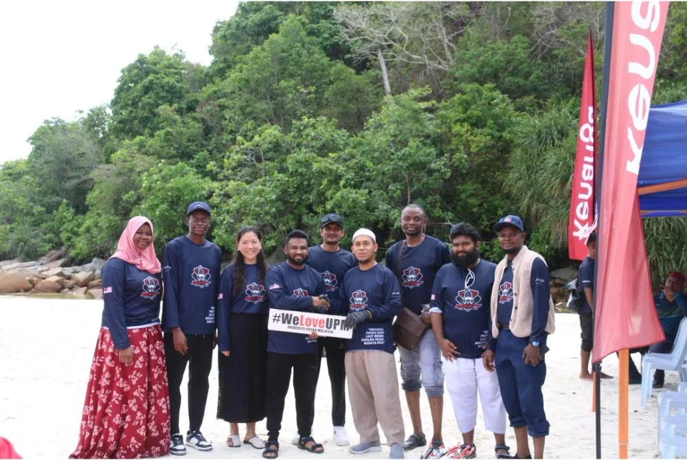 Shafizi (empat dari kanan) bersama sukarelawan antarabangsa.