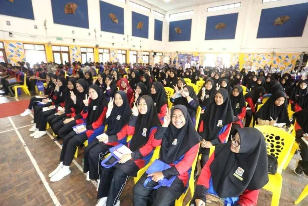 Pelajar-pelajar SMK Ayer Lanas yang hadir pada majlis penutup program di sekolah mereka di Jeli. - FOTO: UniMAP