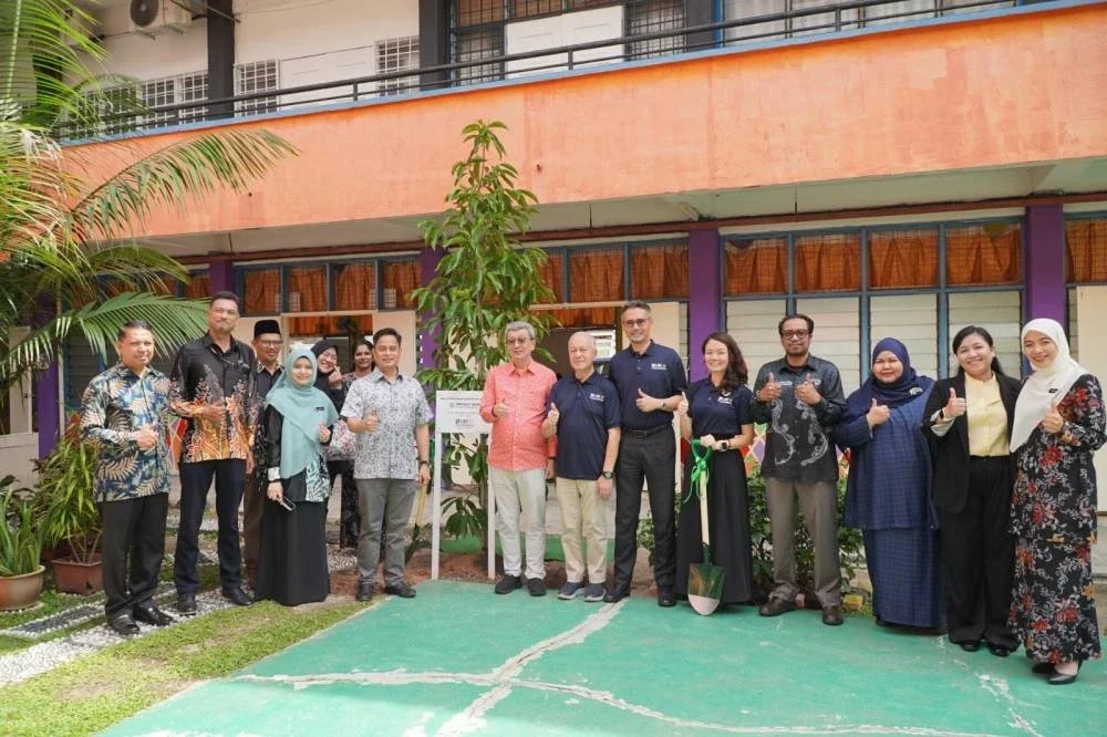 Dr. Mohammad Fahmi bersama wakil daripada LBS Foundation dan SK Sungei Way merakamkan kenangan pada majlis perasmian menandakan pelancaran inisiatif kerjasama bagi memupuk persekitaran pembelajaran yang lebih selamat dan inklusif.