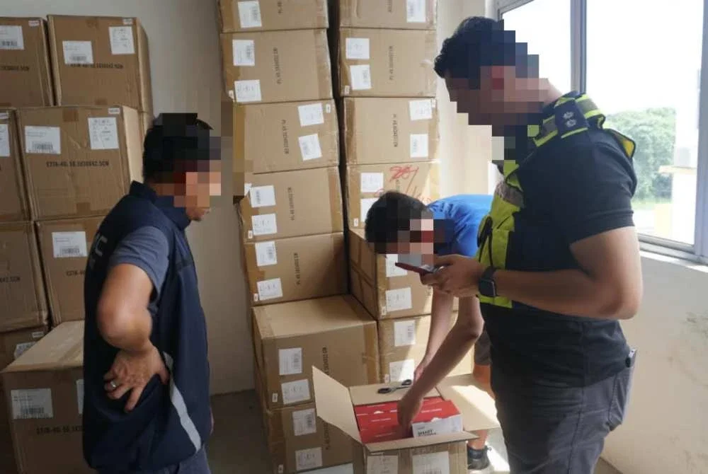 Sebanyak 6,916 unit kelengkapan komunikasi tidak diperakui bernilai RM2.06 juta disita pihak berkuasa.