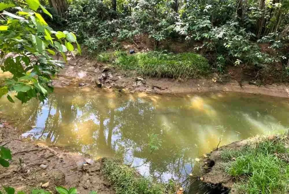 Lokasi kejadian mangsa dilihat ditarik oleh buaya sebelum ditemukan maut dalam kejadian di sungai Dent Heaven Kampung Tagupi, Lahad Datu.
