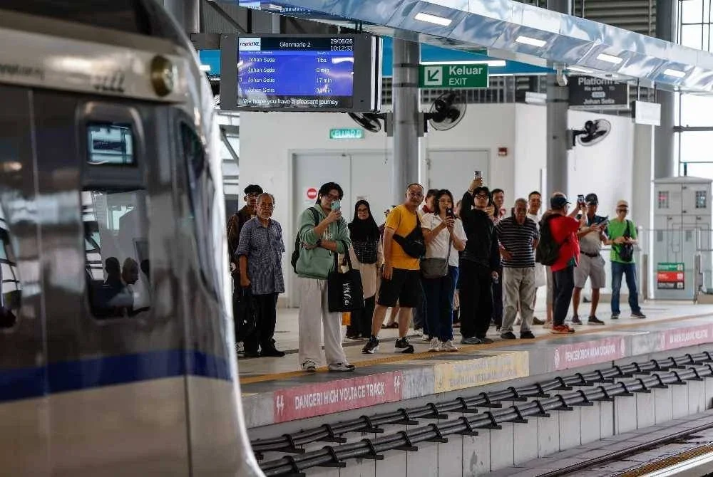 Orang ramai menggunakan perkhidmatan Sistem Transit Aliran Ringan 3 (LRT3) ketika tinjauan di Stesen Glenmarie 2 hari ini.
