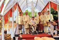 Jokowi menerima gelaran adat Baginda Pemuka Bangsa di Lampung. Gelaran itu menjadi simbol penghormatan, doa dan pengakuan adat atas jasanya menjadi Presiden selama 10 tahun. Foto: Agensi