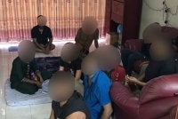 Sindiket pemalsuan cap keselamatan dan dokumen perjalanan tumpas susulan serbuan sebuah rumah transit di Klang, Sabtu lalu. Foto JIM Selangor