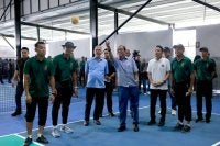 Mohamed Khaled  (tengah) membaling bola ketika menyertai Karnival Hari Keluarga Kita bersama warga Angkatan Tentera Malaysia (ATM) Zon Selatan di Kluang, hari ini.