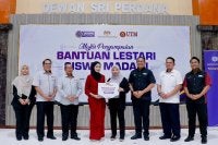 Norliza (empat dari kanan) menyampaikan Bantuan Lestari Siswa Madani PTPTN kepada 125 pelajar UTM di Dewan Sri Perdana, Kolej Perdana, UTM Skudai di sini pada Jumaat.