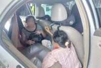 Hasil pemeriksaan lanjut ke atas kenderaan itu menemukan dua wanita warga asing yang dipercayai bersembunyi di bahagian tempat duduk belakang bagi mengelakkan dikesan pihak berkuasa. Foto Imigresen Perlis