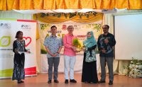 Guru Besar SK Sungei Way, Roslina Mahari menyampaikan cenderamata penghargaan kepada Ahli Lembaga Pemegang Amanah Yayasan LBS.Tan Sri Dr. Lim Hock San atas kerjasama ‘Project AKAR by LBS Foundation’.