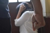 Suspek ditahan bagi membantu siasatan berhubung kes mendatangkan kecederaan dan ugutan jenayah terhadap mangsa. - Gambar hiasan