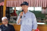 Muhyiddin berucap pada MajlisMajlis Sembang Santai DUN Bukit Kepong di Kampung Jayor, pada Isnin.