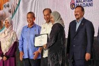 Anwar (tiga dari kiri) menyampaikan sijil penghargaan kepada wakil syarikat yang menjayakan Bakat Madani.