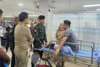 Rombongan pentadbiran dan ahli Majlis Perbandaran Bandar Sungai Golok melawat dua pelancong Malaysia yang cedera akibat letupan bom yang dipasang di dalam pembetung berhampiran persimpangan tiga Sapom, laluan masuk ke daerah Tak Bai, di Kampung Phrai Wan, Mukim Phrai Wan, Daerah Tak Bai, Narathiwat, Thailand. Foto: Majlis Perbandaran Bandar Sungai Golok
