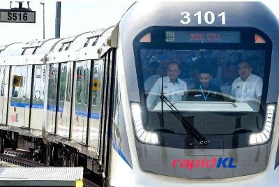Anwar (kiri) bersama Menteri Pengangkutan Anthony Loke Siew Fook (kanan) menaiki tren Transit Aliran Ringan 3 (LRT3) dari Stesen Sri Andalas ketika hadir pada Majlis Peluncuran Laluan Shah Alam di Depoh Johan Setia, Klang pada Ahad. Foto Bernama