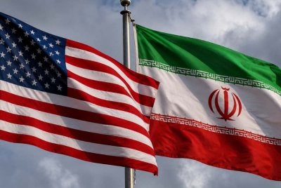 Iran berikrar untuk sedaya upaya memastikan laluan selamat bagi kapal-kapal dagang melalui Selat Hormuz, manakala AS bersetuju menarik balik sekatan terhadap pelabuhan-pelabuhan Iran. Foto hiasan janaan AI