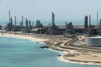 Helikopter terhempas di Ras Tanura, rumah kepada kilang penapisan utama gergasi minyak Aramco. Foto Reuters 