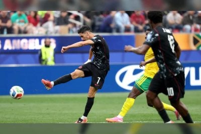Rembatan kencang minit akhir perlawanan Eustaquio berjaya menembusi gawang Afrika Selatan dan membawa Kanada ke pusingan 16 menerusi kemenangan 1-0. Foto: Agensi