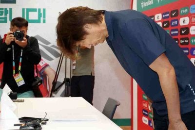 Pengendali Taegeuk Warriors, Hong Myung-bo mengumumkan peletakan jawatannya di hadapan wartawan Korea Selatan semasa sidang media di Guadalajara pada Ahad. Foto Agensi