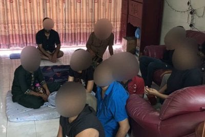 Sindiket pemalsuan cap keselamatan dan dokumen perjalanan tumpas susulan serbuan sebuah rumah transit di Klang, Sabtu lalu. Foto JIM Selangor