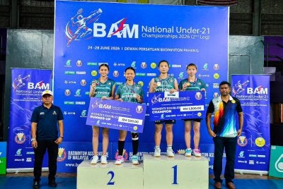 Dari kanan Aqilah Ramdan- Xin Yee mengatasi Dania Sofea Zaidi-Zhing Hui untuk juarai beregu wanita.