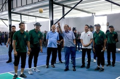 Mohamed Khaled  (tengah) membaling bola ketika menyertai Karnival Hari Keluarga Kita bersama warga Angkatan Tentera Malaysia (ATM) Zon Selatan di Kluang, hari ini.