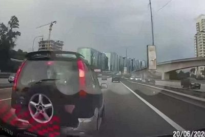 Tular video di media sosial memaparkan sebuah kenderaan dipandu secara melulu mengakibatkan kemalangan di Lebuhraya Persekutuan.