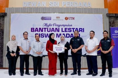 Norliza (empat dari kanan) menyampaikan Bantuan Lestari Siswa Madani PTPTN kepada 125 pelajar UTM di Dewan Sri Perdana, Kolej Perdana, UTM Skudai di sini pada Jumaat.