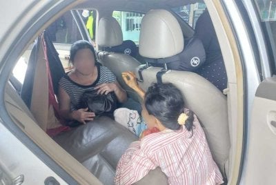 Hasil pemeriksaan lanjut ke atas kenderaan itu menemukan dua wanita warga asing yang dipercayai bersembunyi di bahagian tempat duduk belakang bagi mengelakkan dikesan pihak berkuasa. Foto Imigresen Perlis